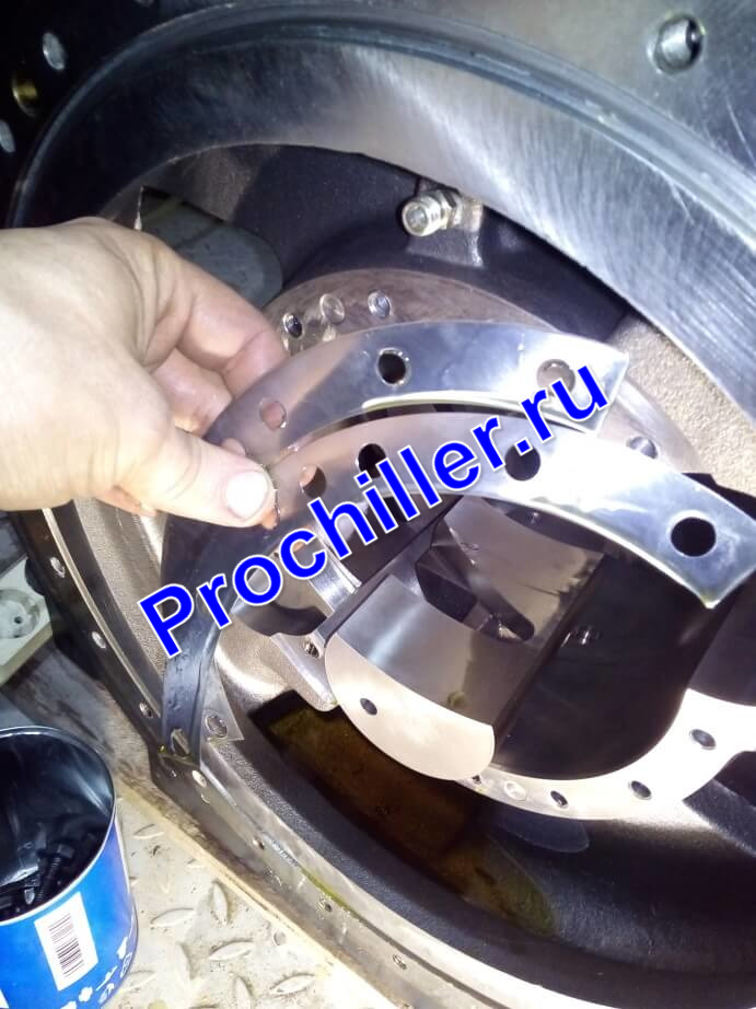 Регулировка зазора винтовой пары компрессора при ремонте чиллера г. Новороссийск